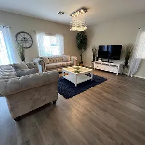 Spacious, Chic 3bd, Sleeps 8 Convenient To Everything Homestay