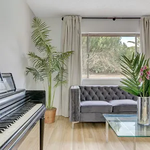 Style 4 Bedroom House With Pool Minutes From Strip Holiday home