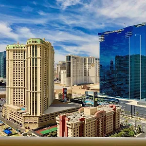 Strip View Balcony - No Fee ! Apartment